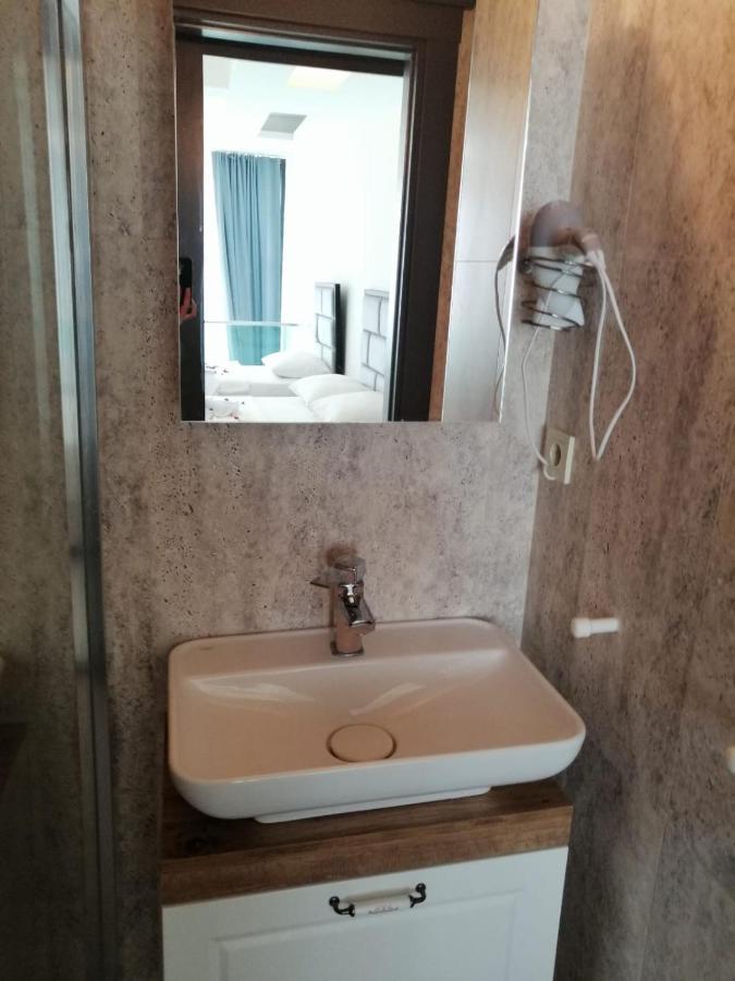 Zimmer mit Kingsize-Bett und Whirlpool