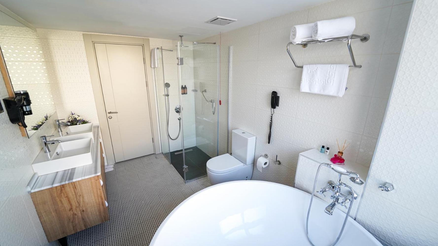 Suite Bath Tub