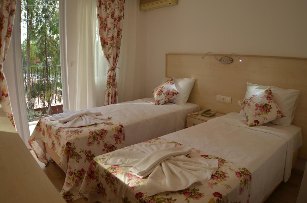 Zweibettzimmer mit Poolblick