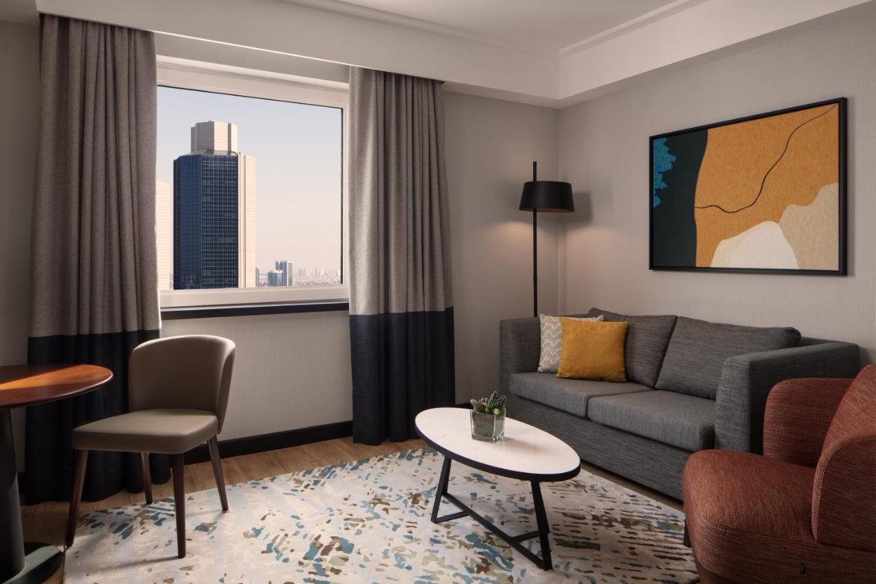 Corner Suite with Panoramic City View