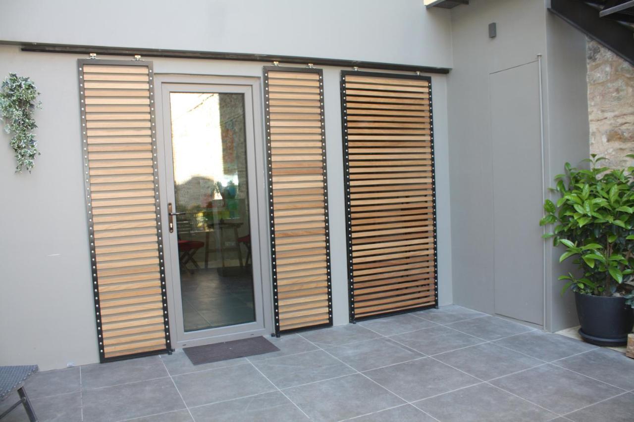 Quarto com Cama de Casal ou 2 de Solteiro e Terraço - Prédio Adicional