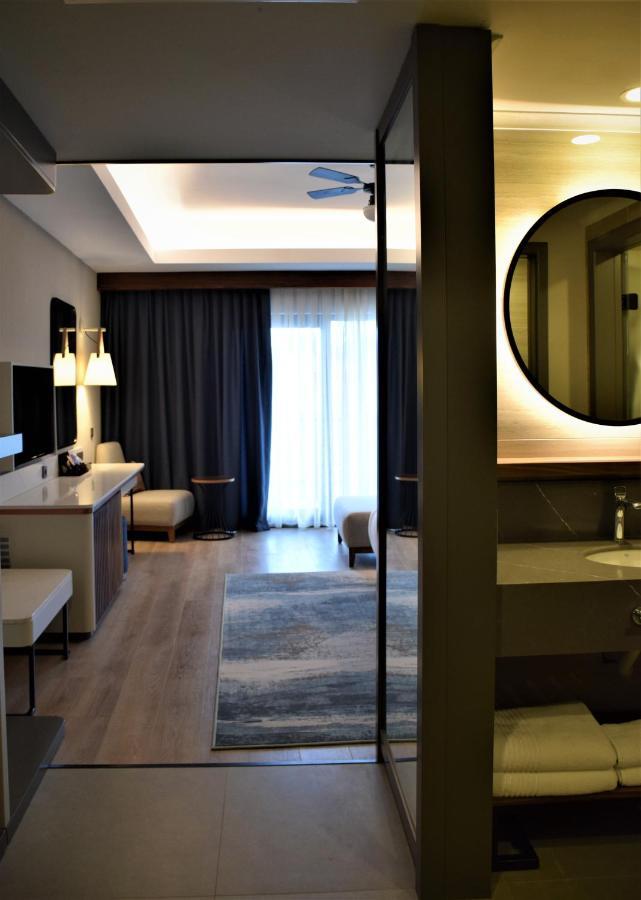 Family Room with Side Sea View,1113281115:JPEG