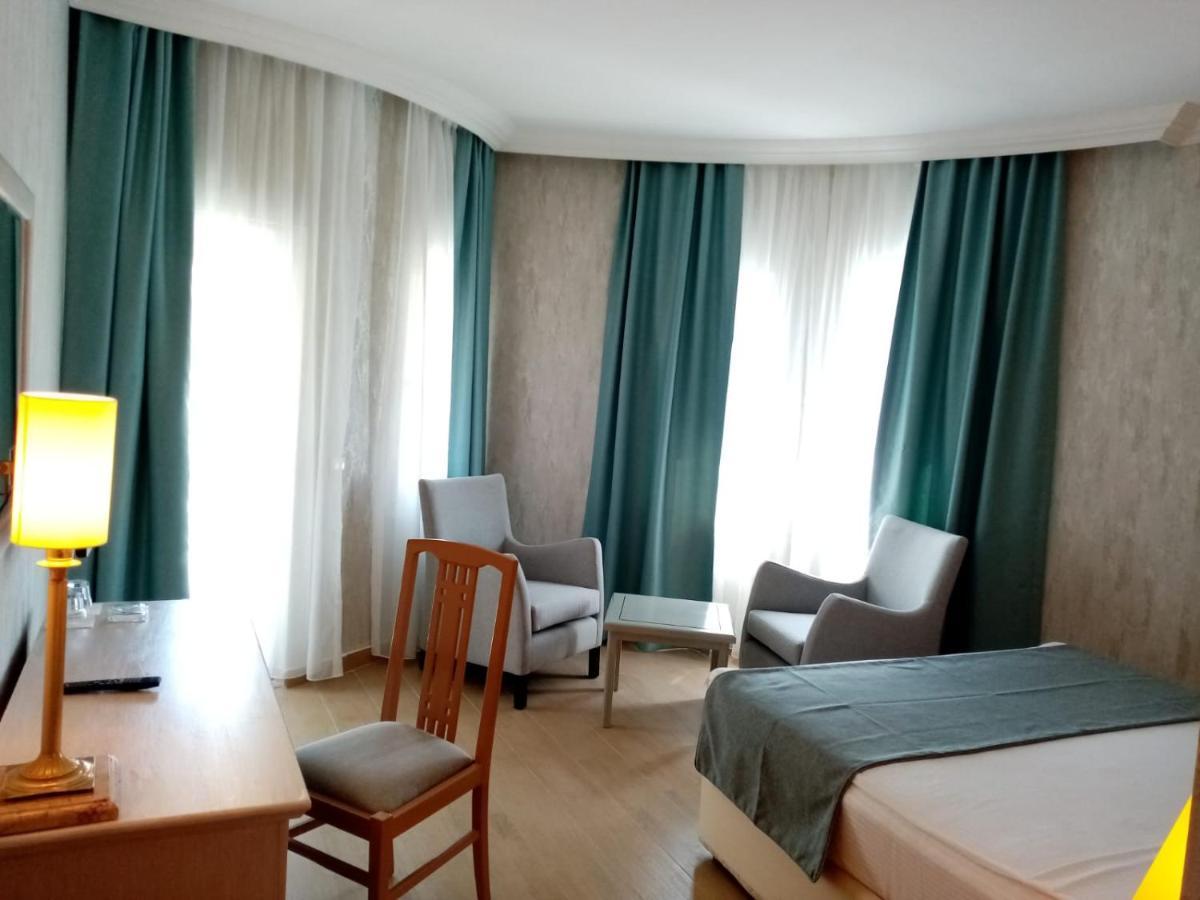 Dreibettzimmer mit Balkon