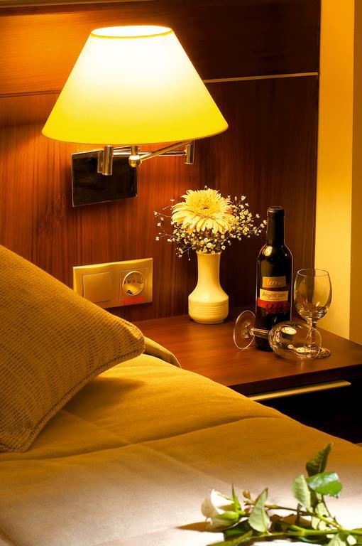 Standard Double or Twin Room,112766460:JPEG