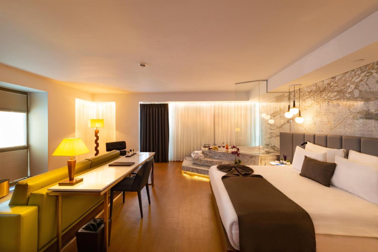 Habitación con cama extragrande y bañera de hidromasaje