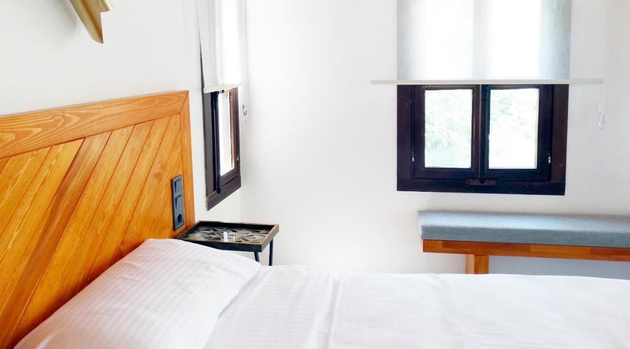 Deluxe Room (2 Adults + 1 Child),1140391939:JPEG