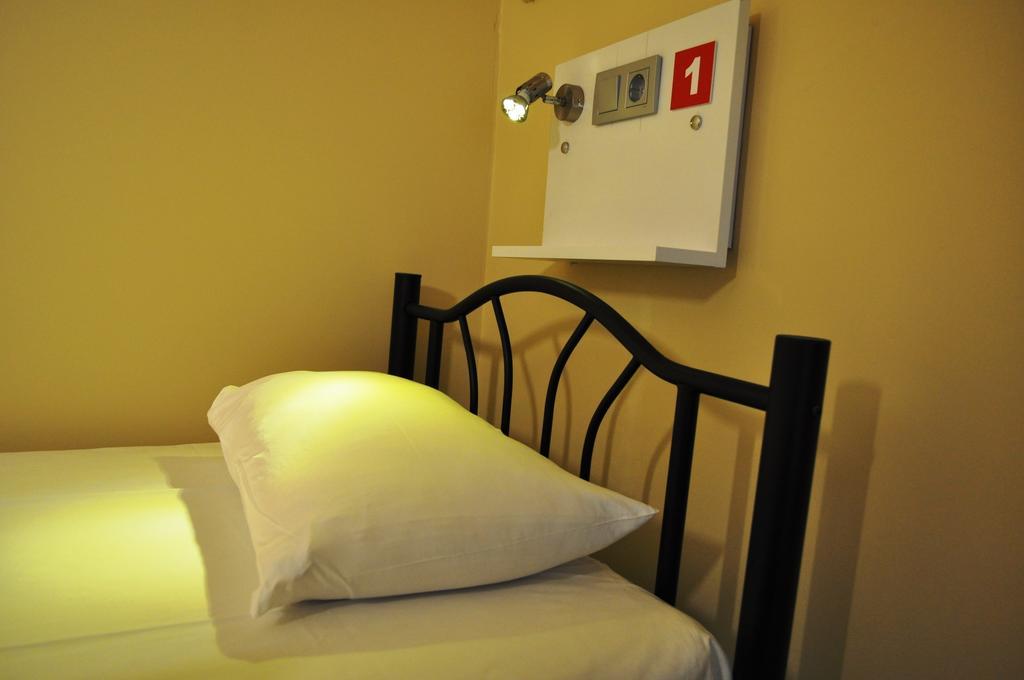 Cama en habitación compartida femenina de 6 camas
