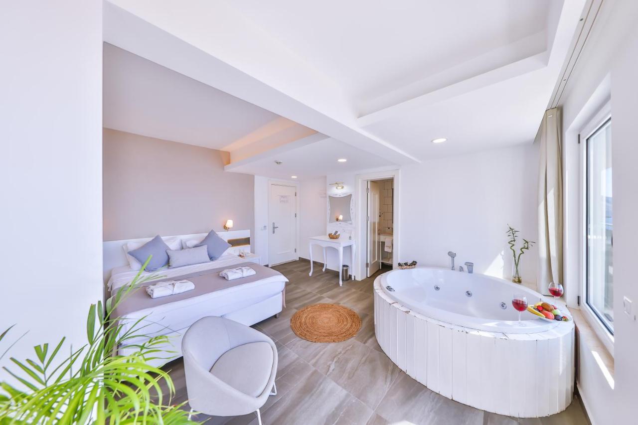 Superior Suite with sea view and Jacuzzi