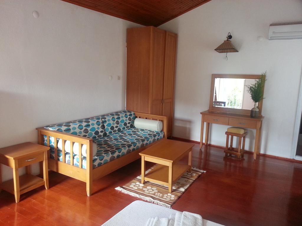 Family Room Apart,118961950:JPEG