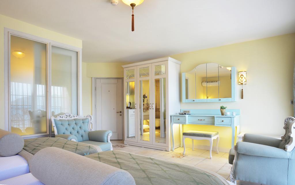 Double or Twin Room with Side Sea View