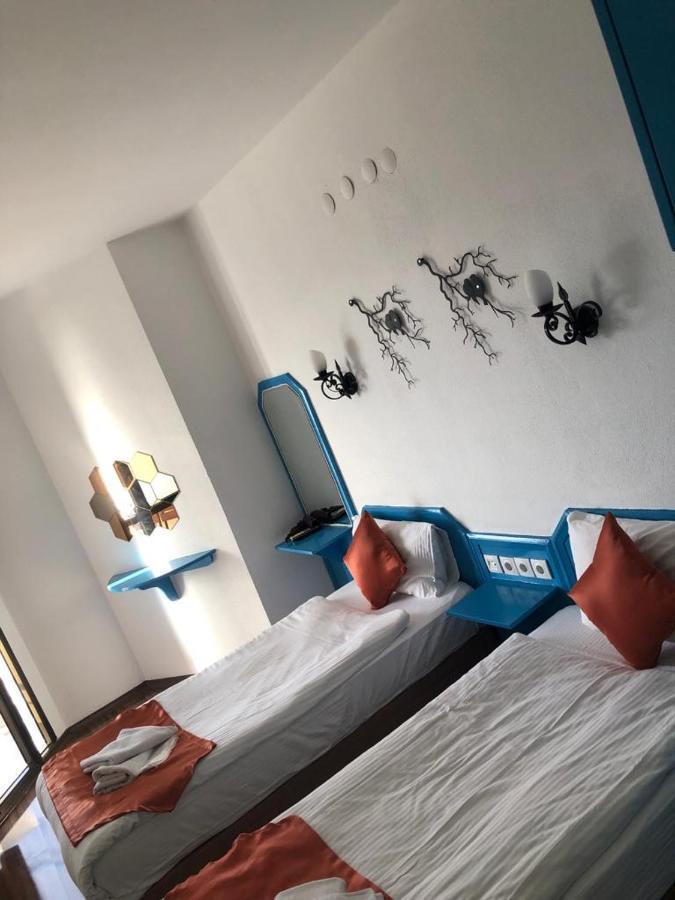 Standaard Tweepersoonskamer met 2 Aparte Bedden en Uitzicht op Zee