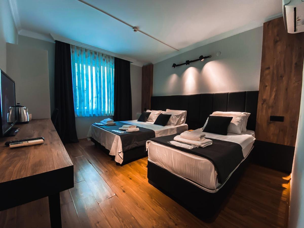 Dreibettzimmer mit Stadtblick