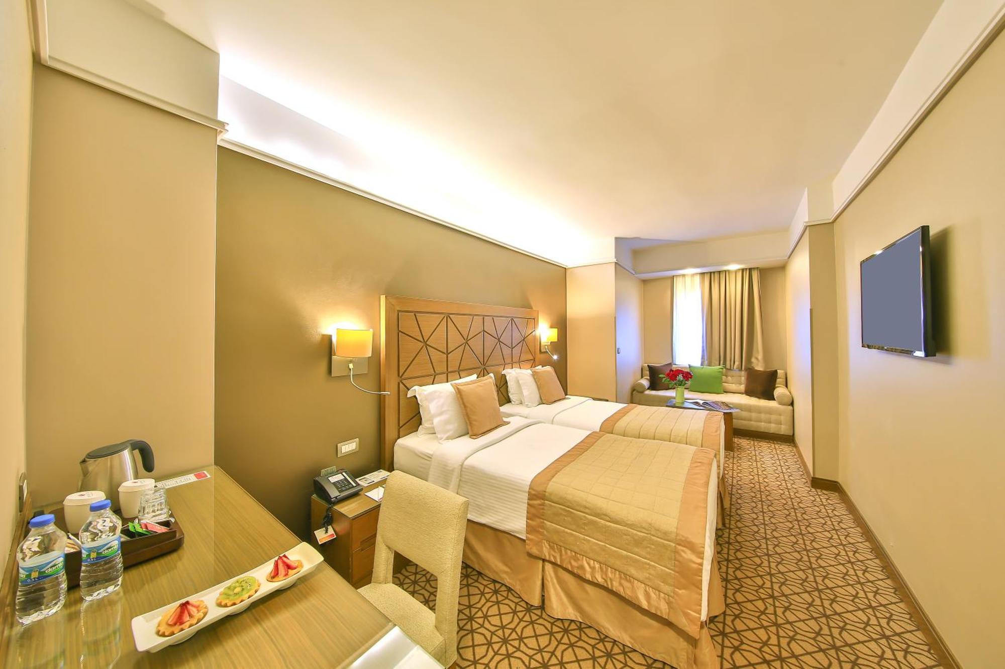 Quarto Superior com 2 Camas de Solteiro e Sofá-Cama
