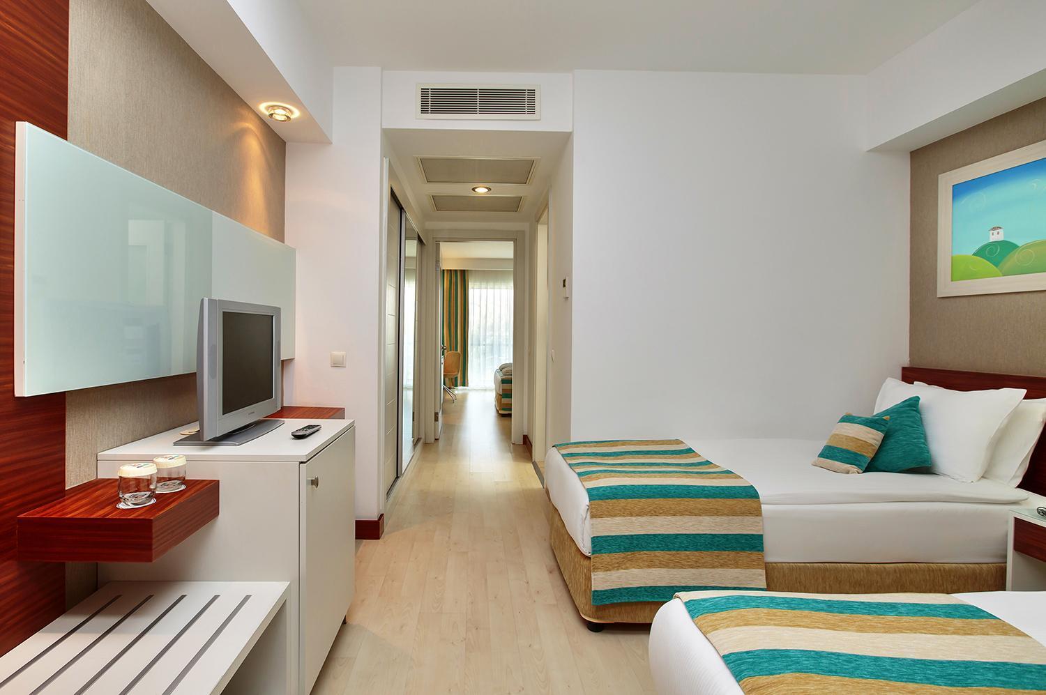 Chambre Familiale - Vue Partielle sur Mer