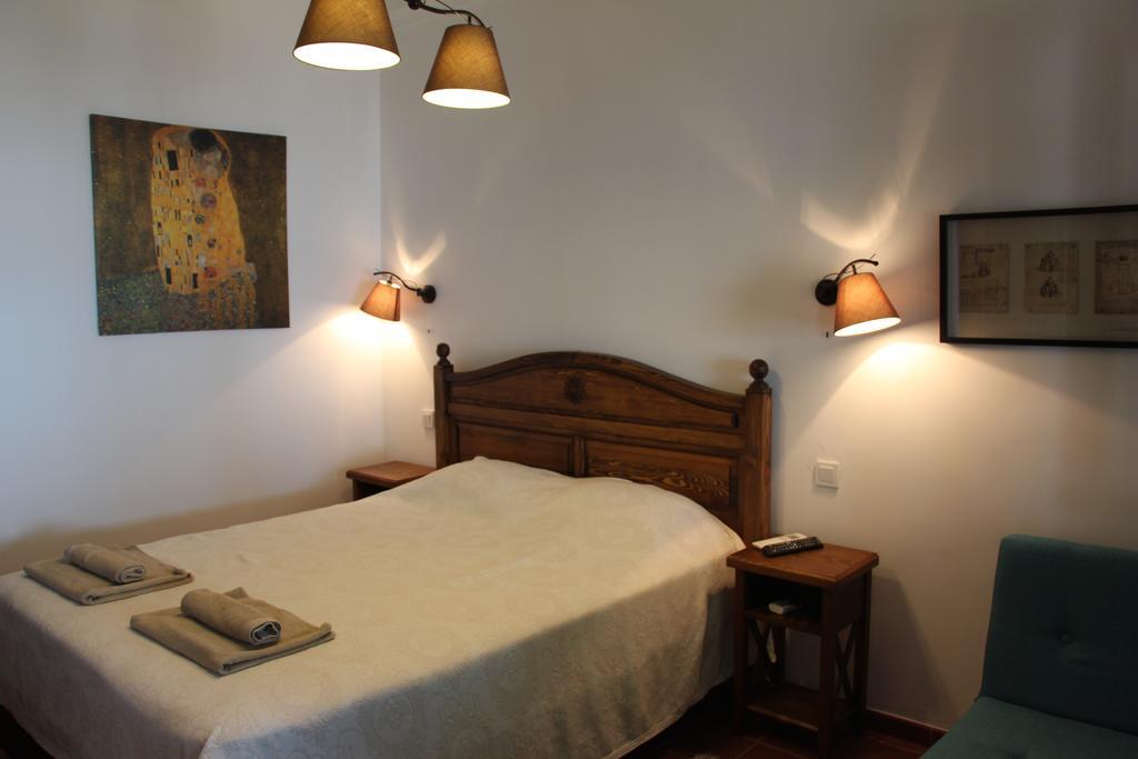 Zimmer mit Kingsize-Bett und Meerblick