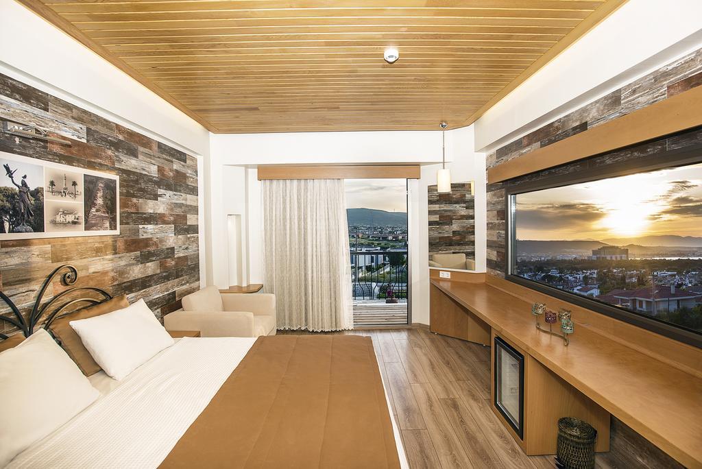 Deluxe Suite with Sea View