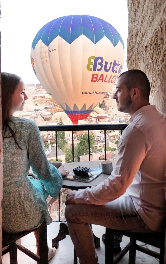 Suite con cama grande y balcón