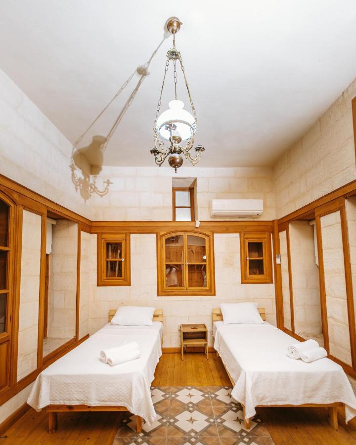 Zweibettzimmer mit eigenem Bad außerhalb des Zimmers