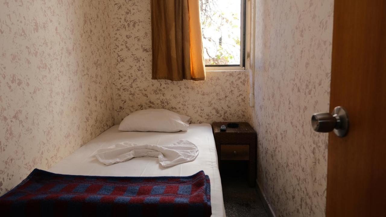 Eenpersoonskamer met Gedeelde Badkamer en Toilet