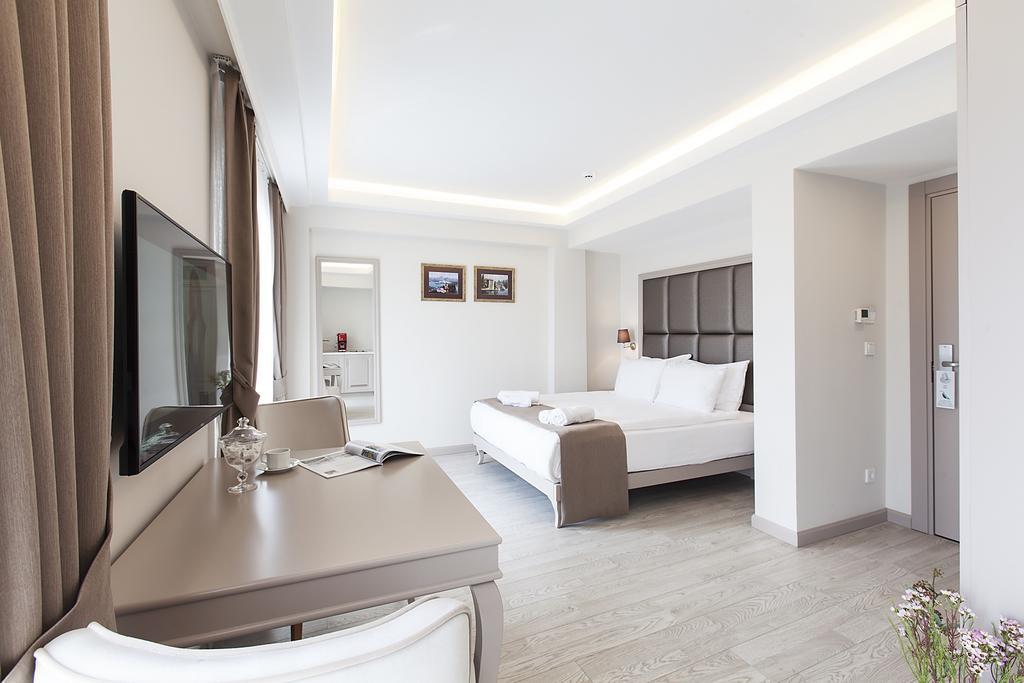 Deluxe Partial Sea View