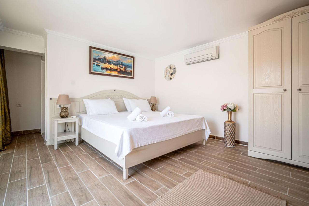 Kamer met Queensize Bed en Uitzicht op het Zwembad