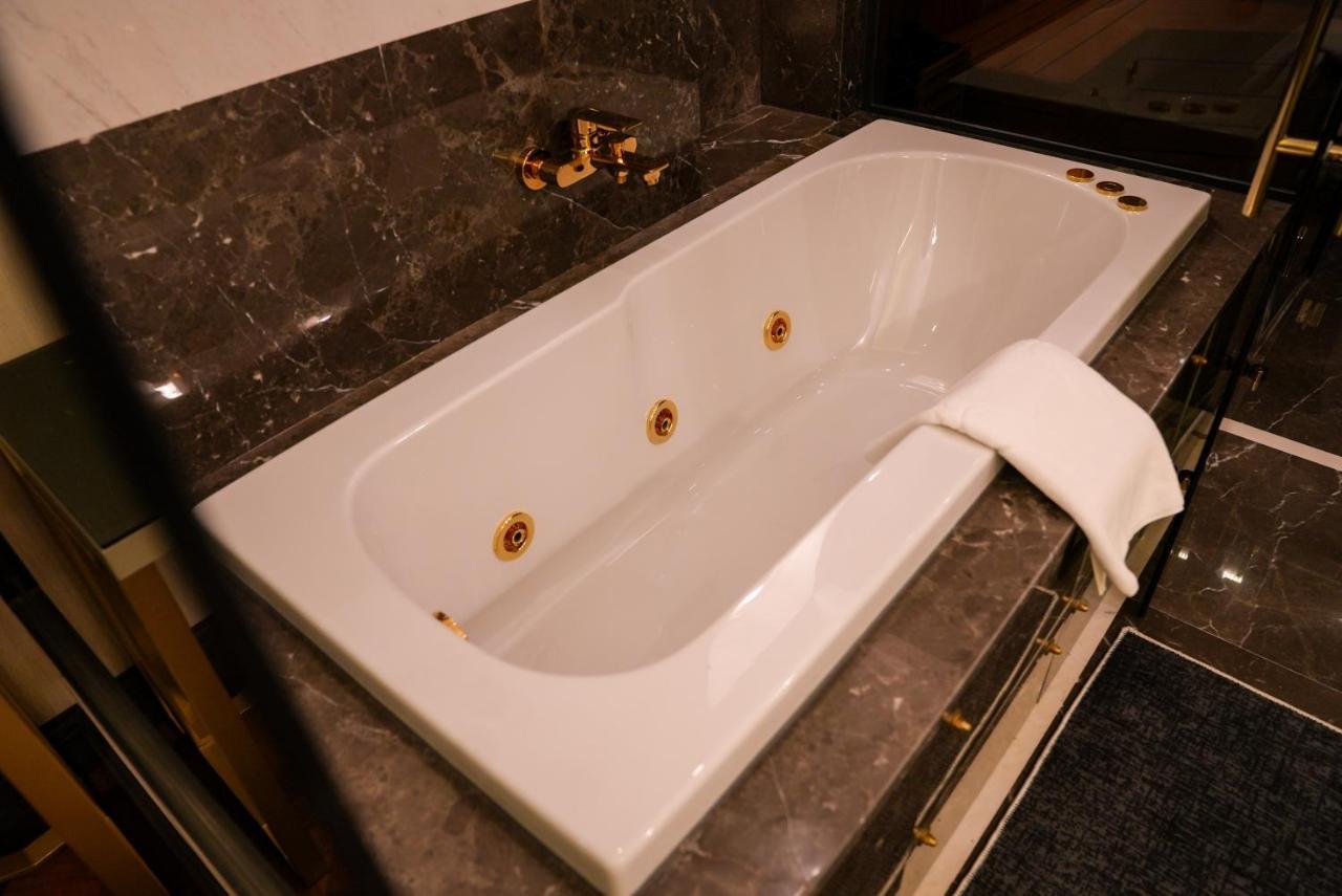 Suite,1467438827:JPEG