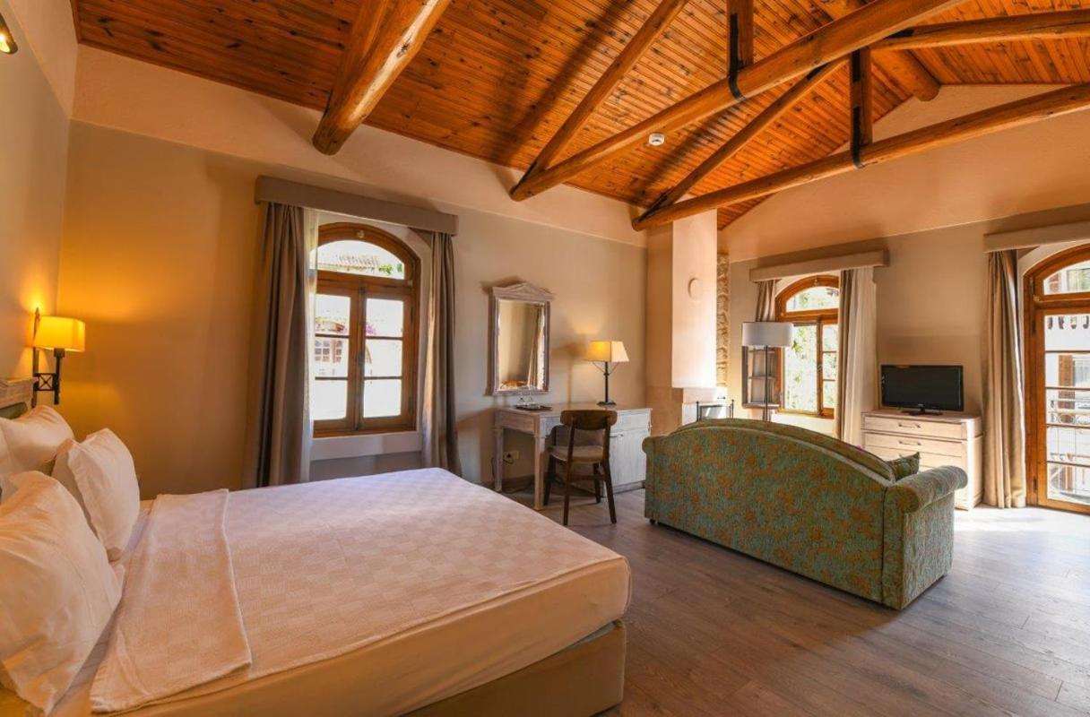 Double or Twin Room with Partial Sea View,1498789201:JPEG