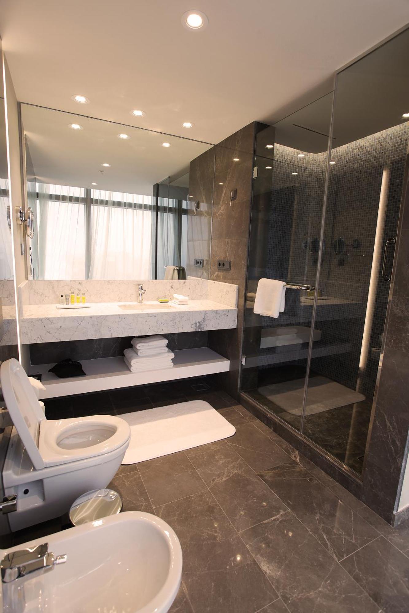 Executive Superior Twin Room with Sea View and Lounge Access