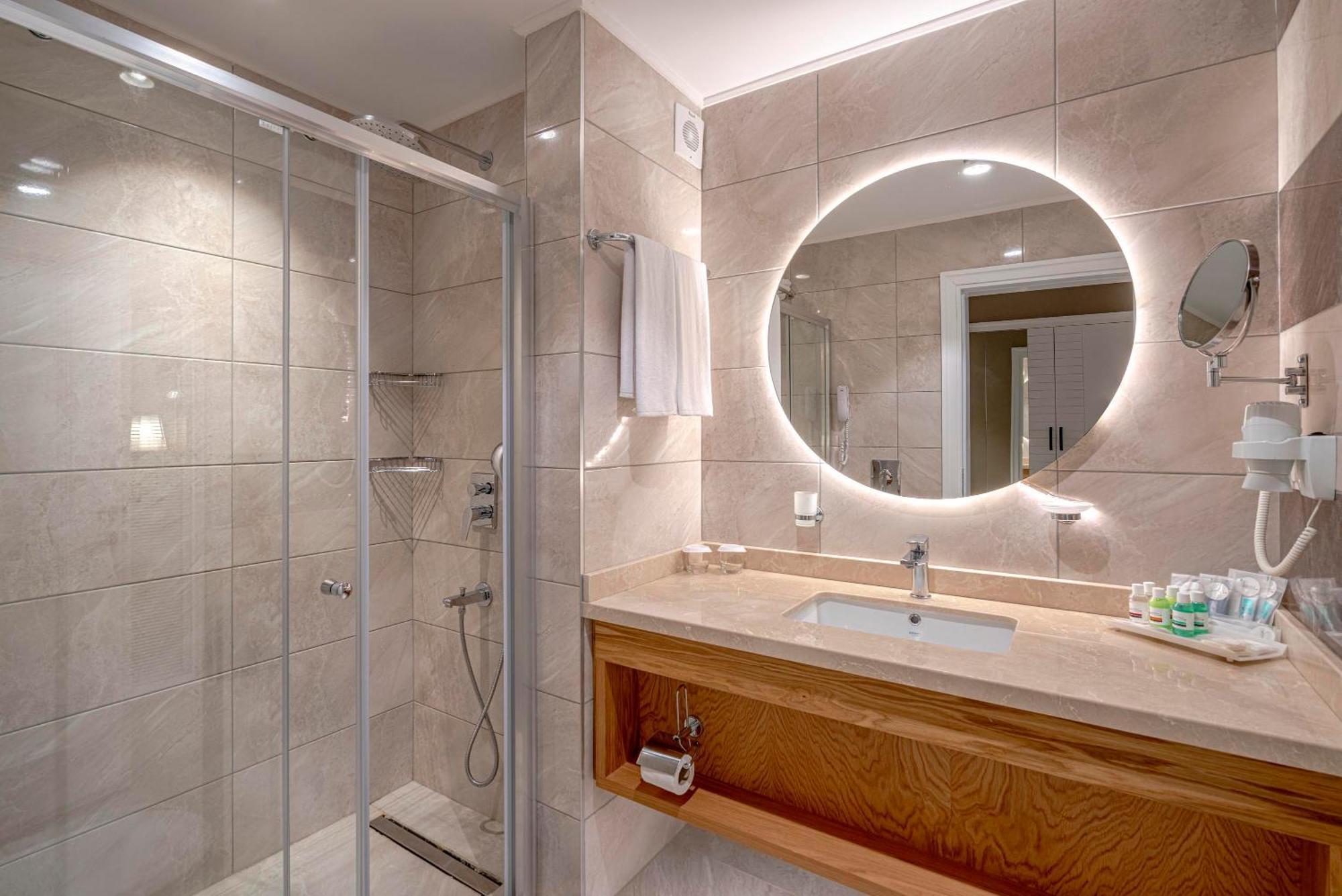 Deluxe Doppel-/Zweibettzimmer mit Whirlpool