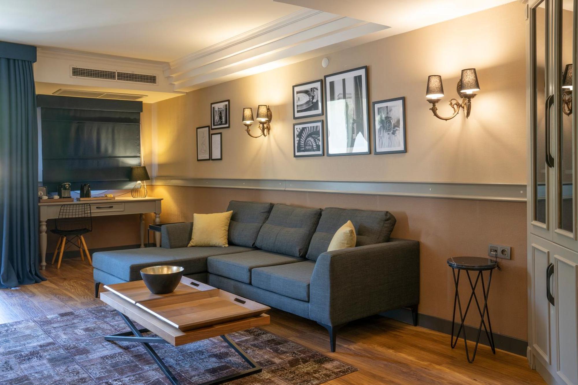 Family Room,1538206909:JPEG