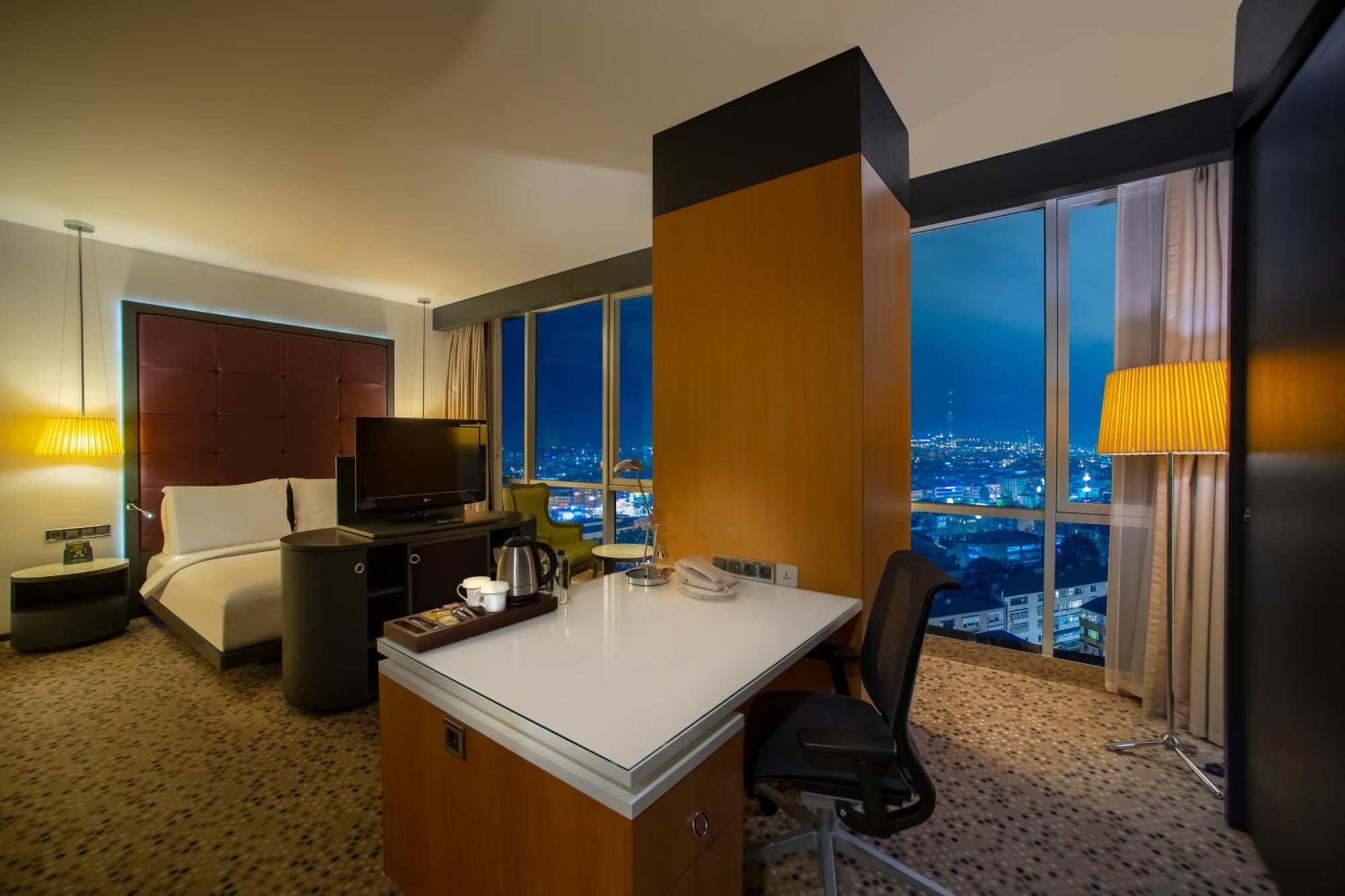 Habitación con cama extragrande y vistas a la ciudad