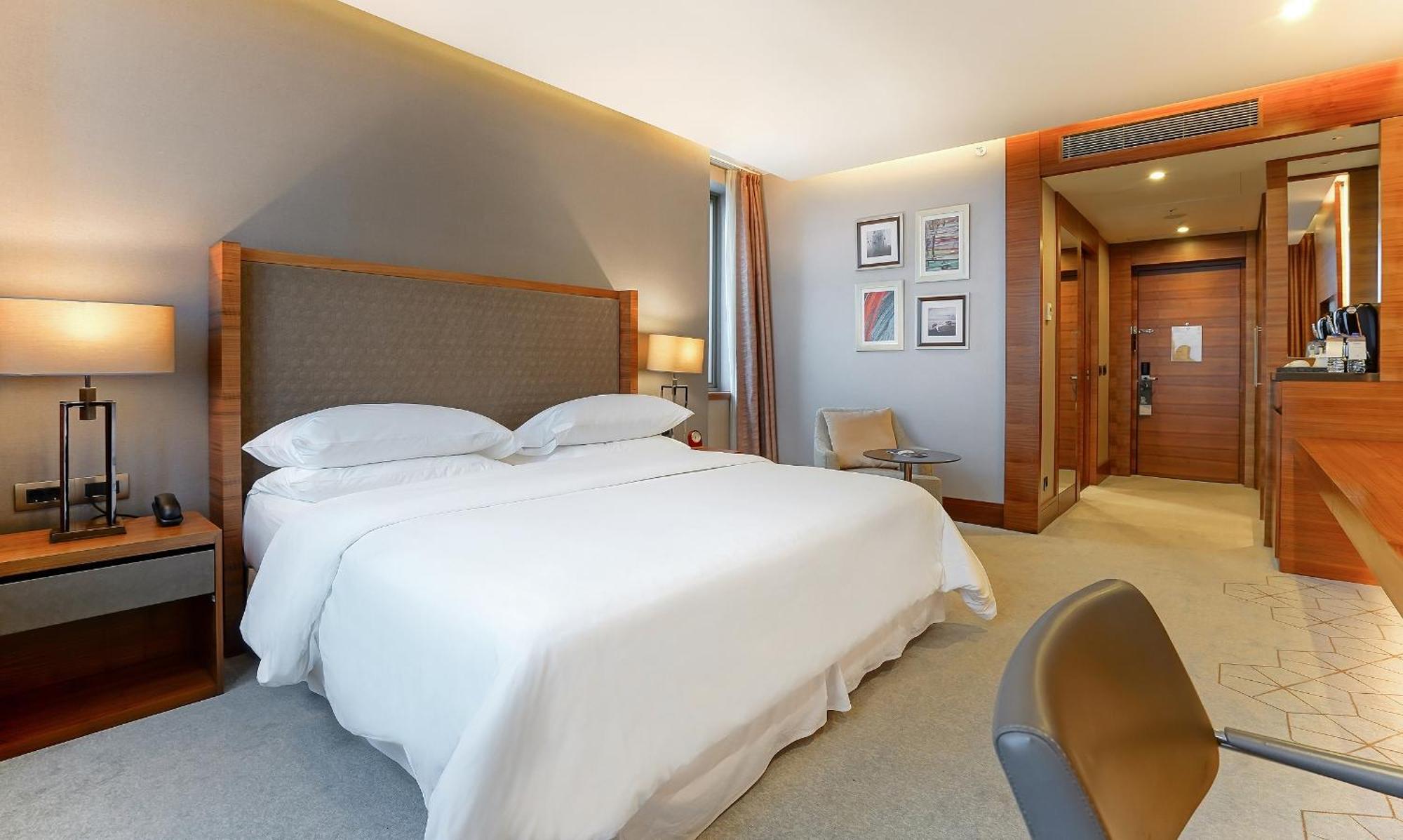 Junior Deluxe Zimmer mit Kingsize-Bett und Hafenblick