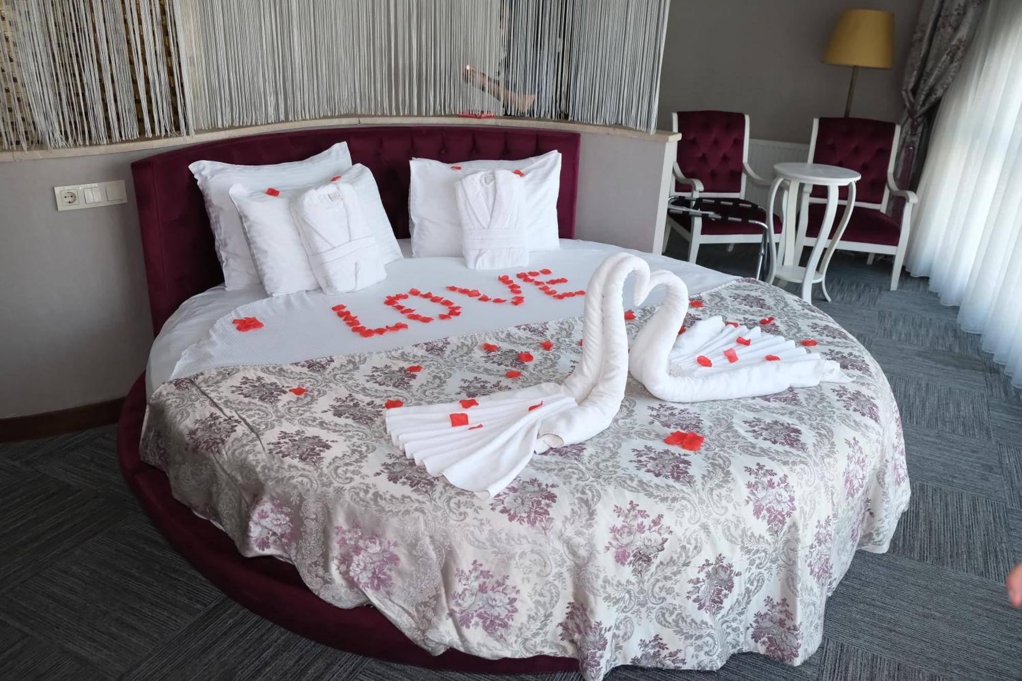 Honeymoon Suite