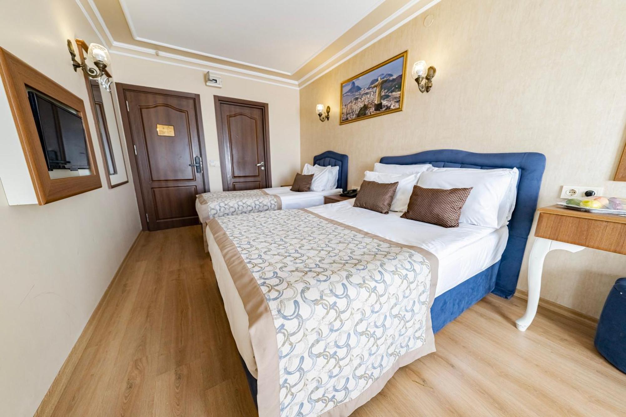Dreibettzimmer mit Stadtblick