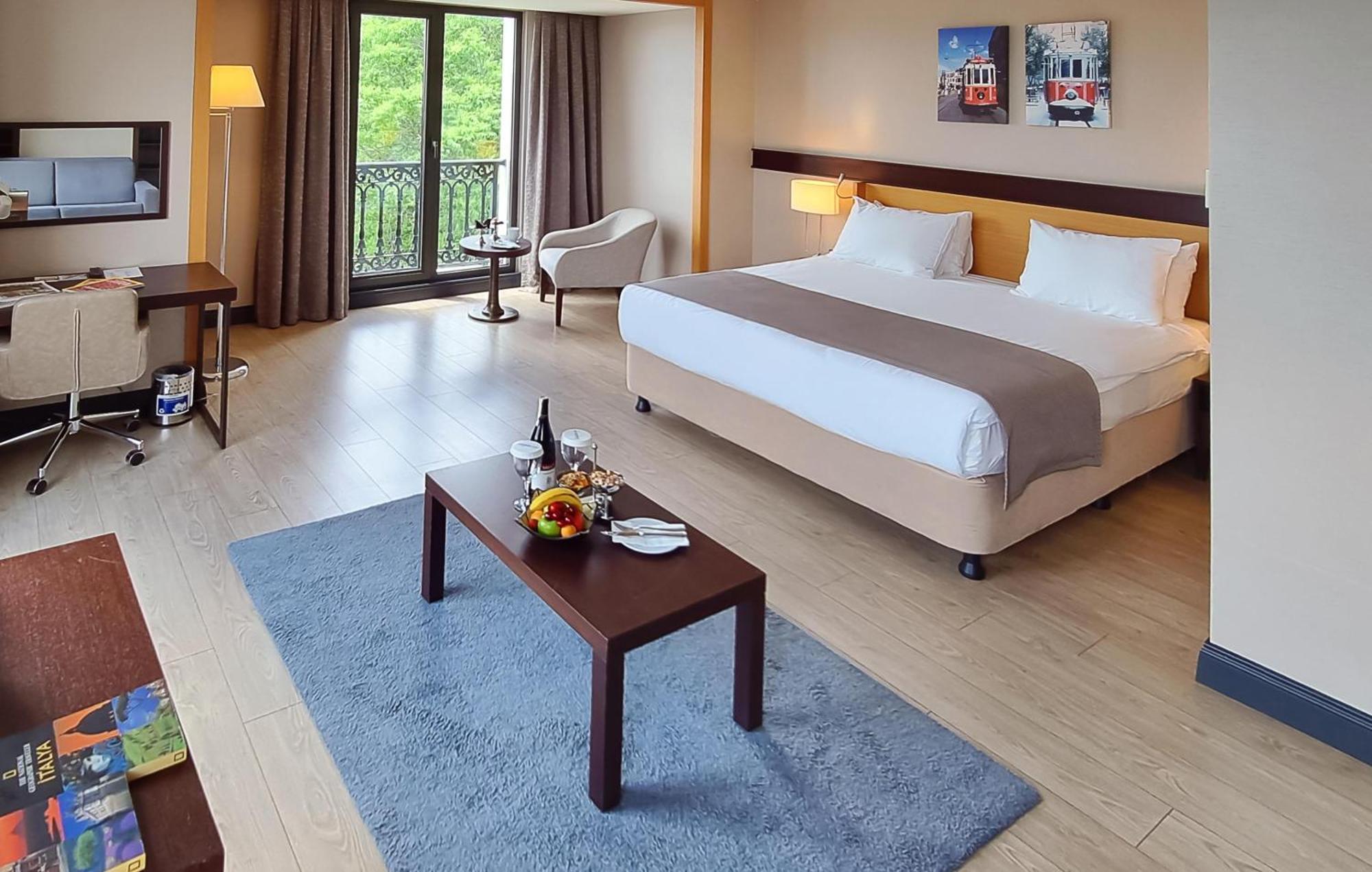 Habitación Doble Deluxe con vistas parciales al mar