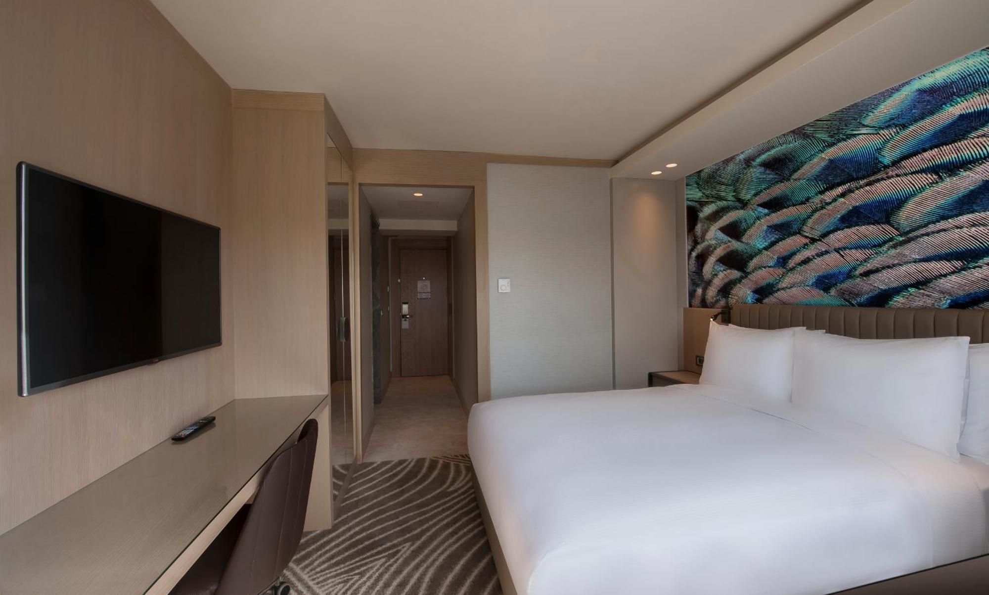 Habitación con cama grande y balcón