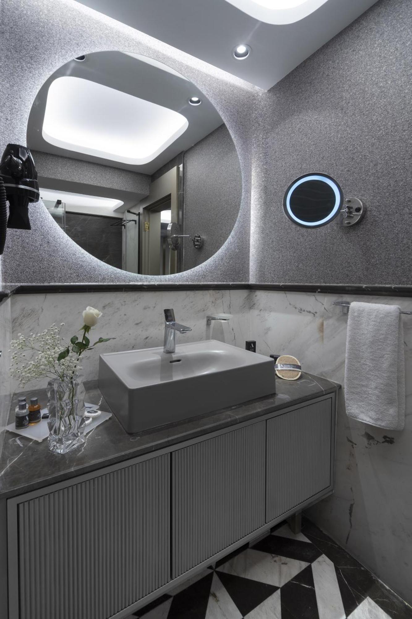 Executive Suite,1553866033:JPEG