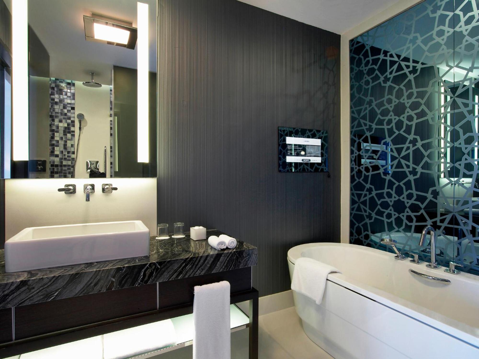 Signature King Suite with City View - Club Lounge Access