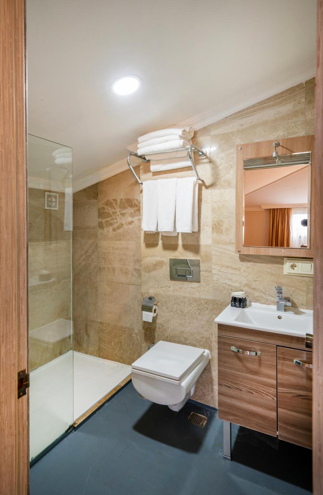 Family Room,1574768048:JPEG