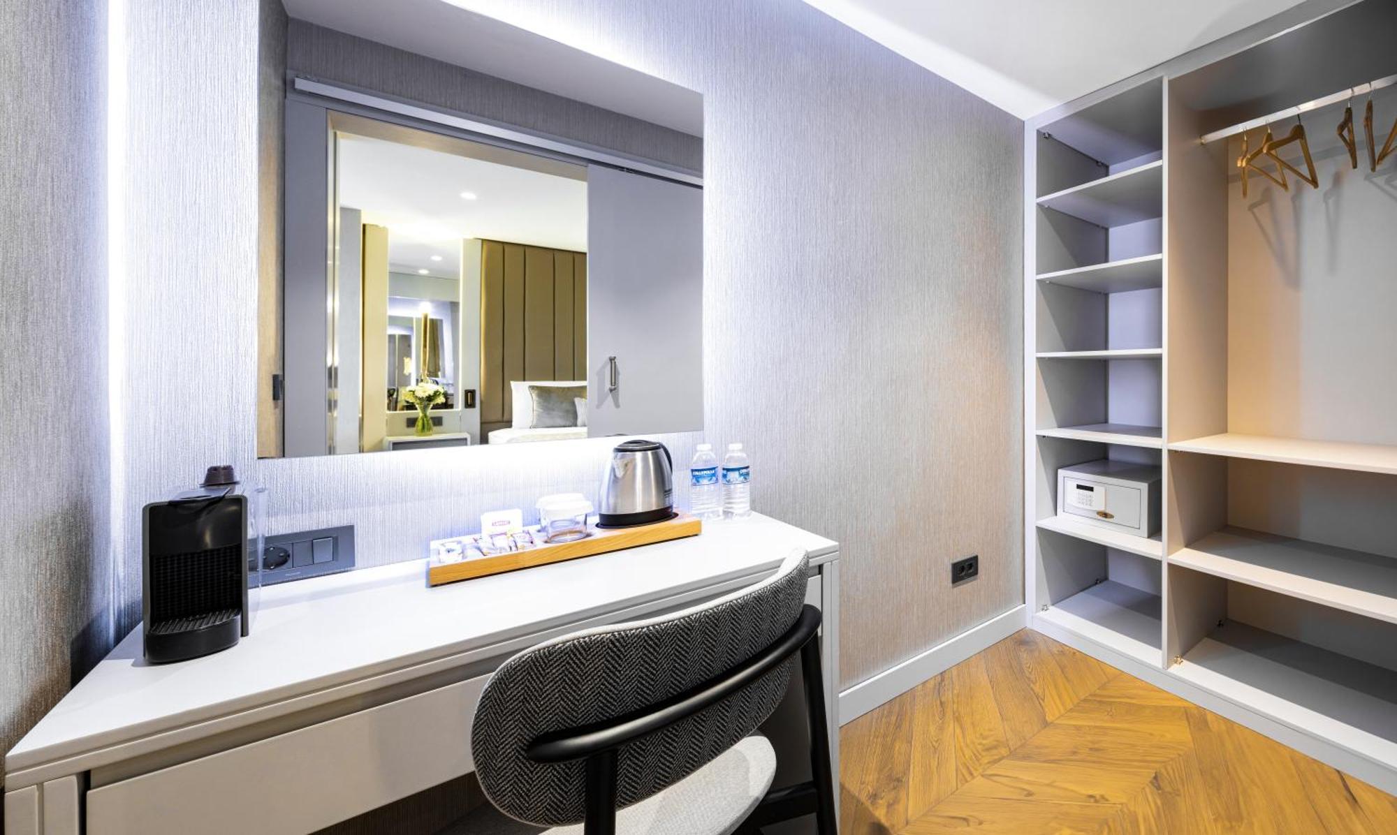 Suite with Hot Tub,1584415447:JPEG