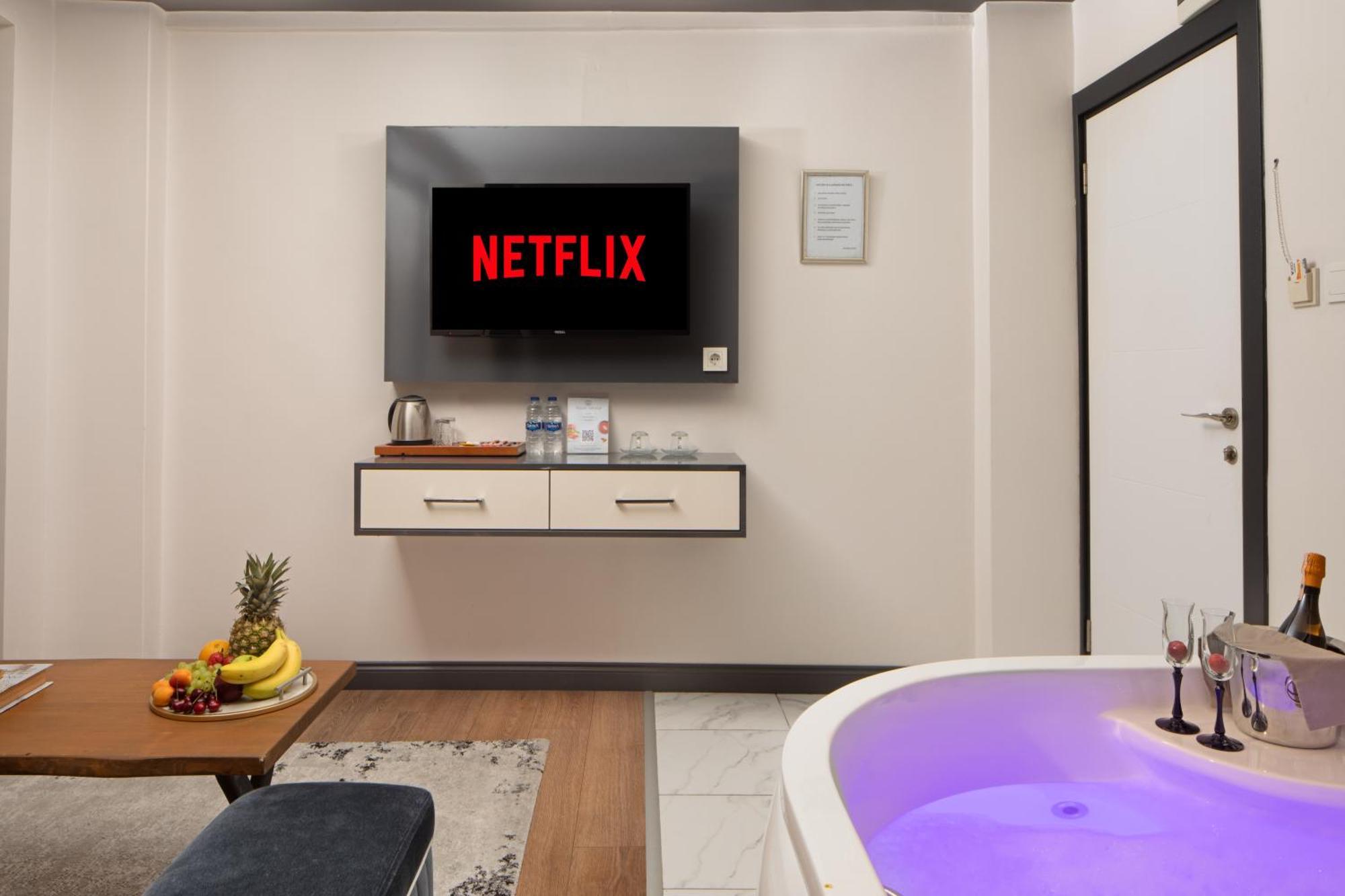 Suite with Spa Bath,1592980174:JPEG