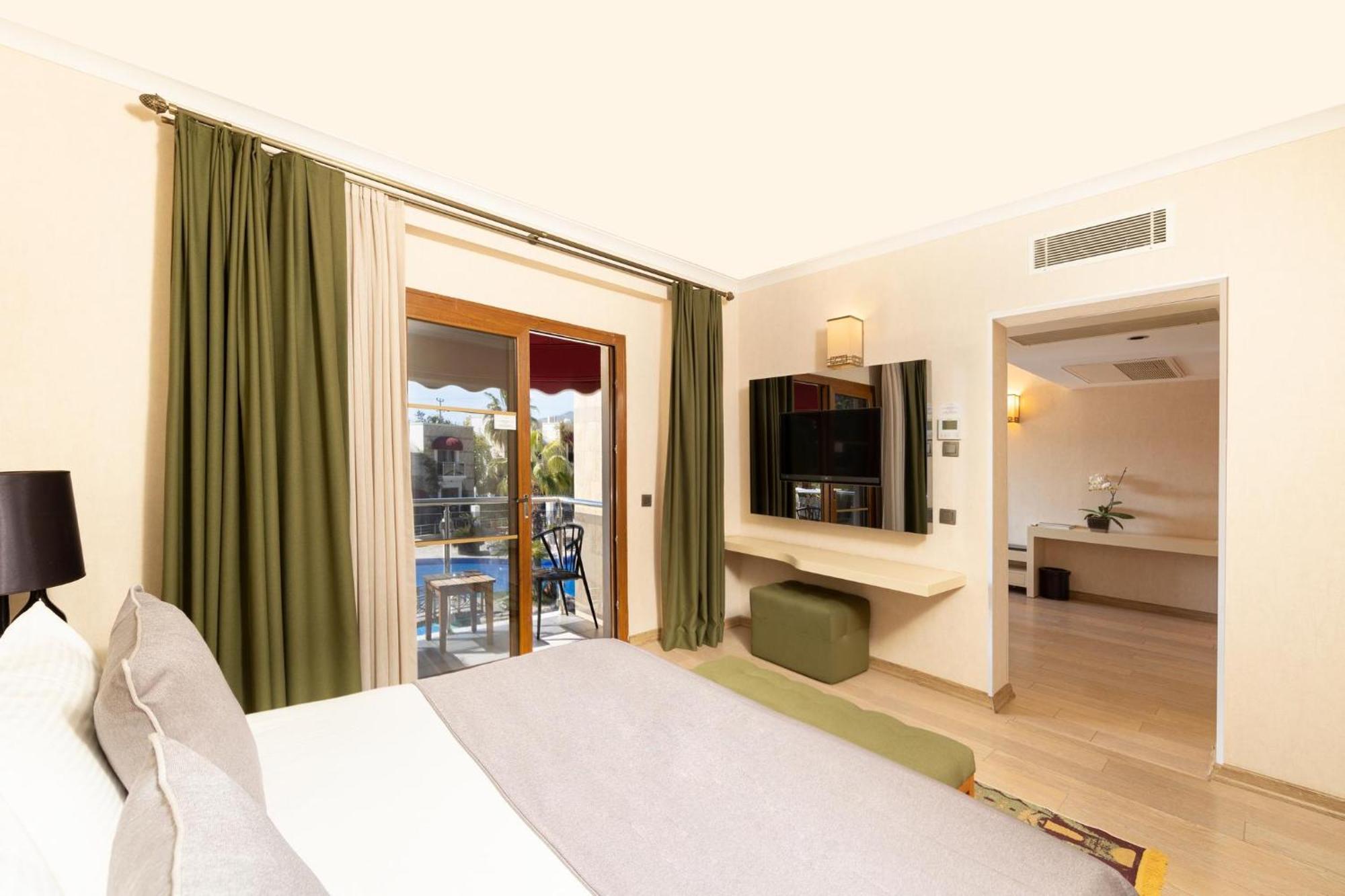 Luxury Suite,1605368613:JPEG