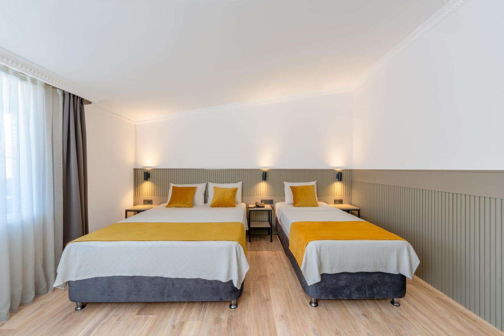 Family Room with Balcony,1607667314:JPEG