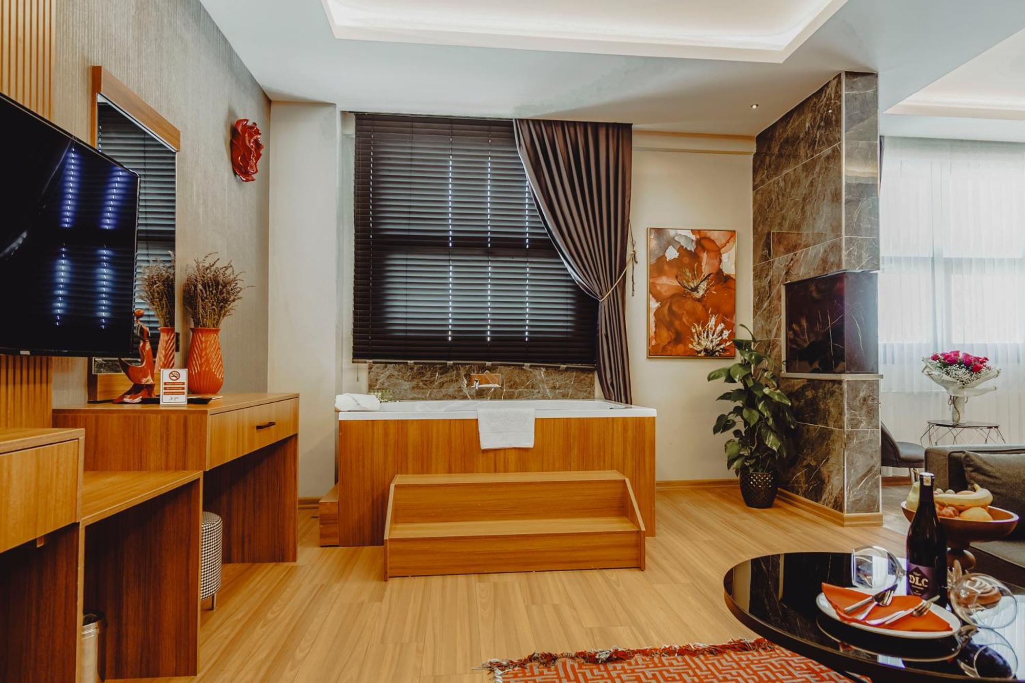 Suite mit Kingsize-Bett mit Whirlpool