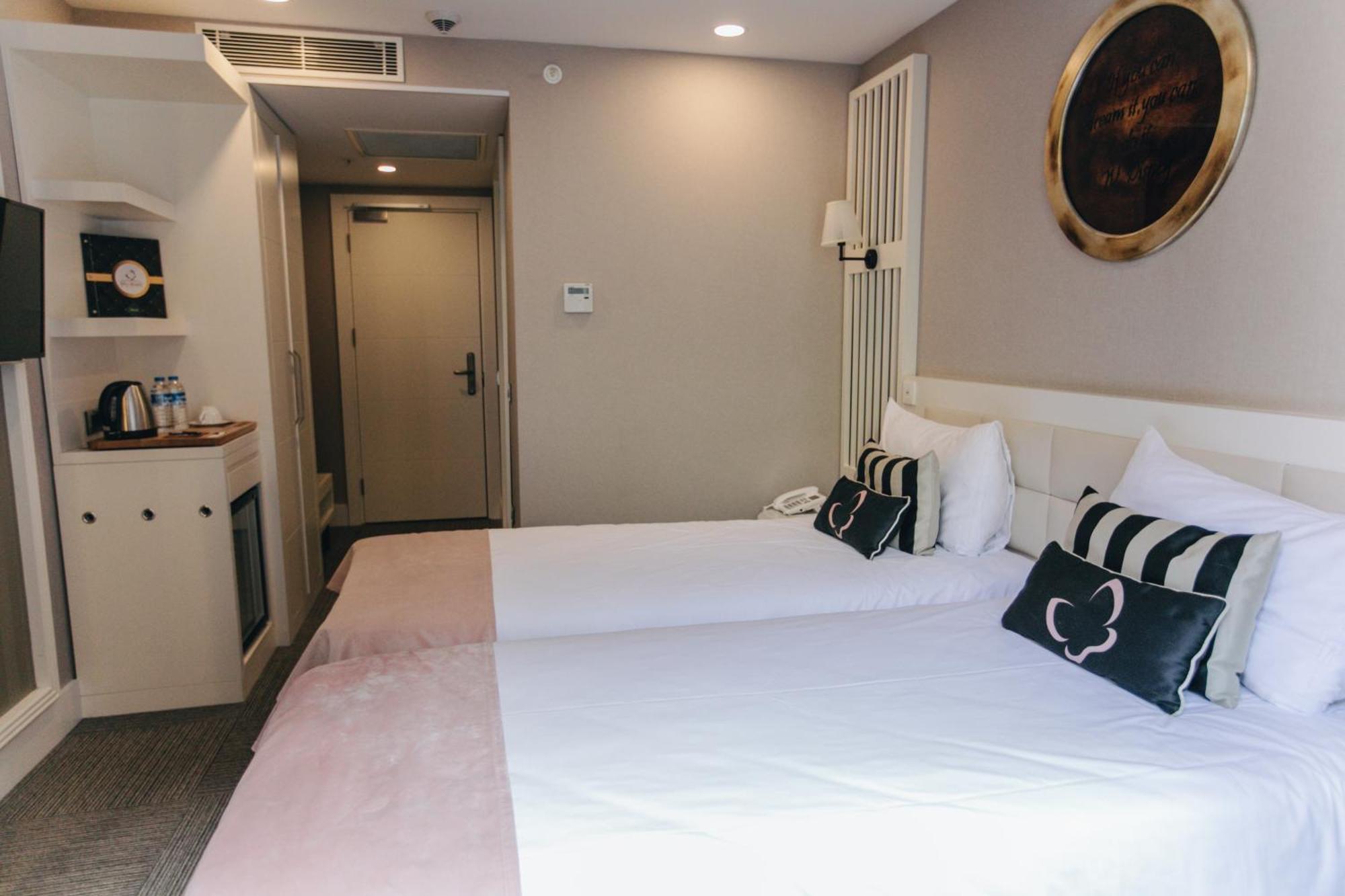 Quarto com 2 Camas de Solteiro e Banheiro
