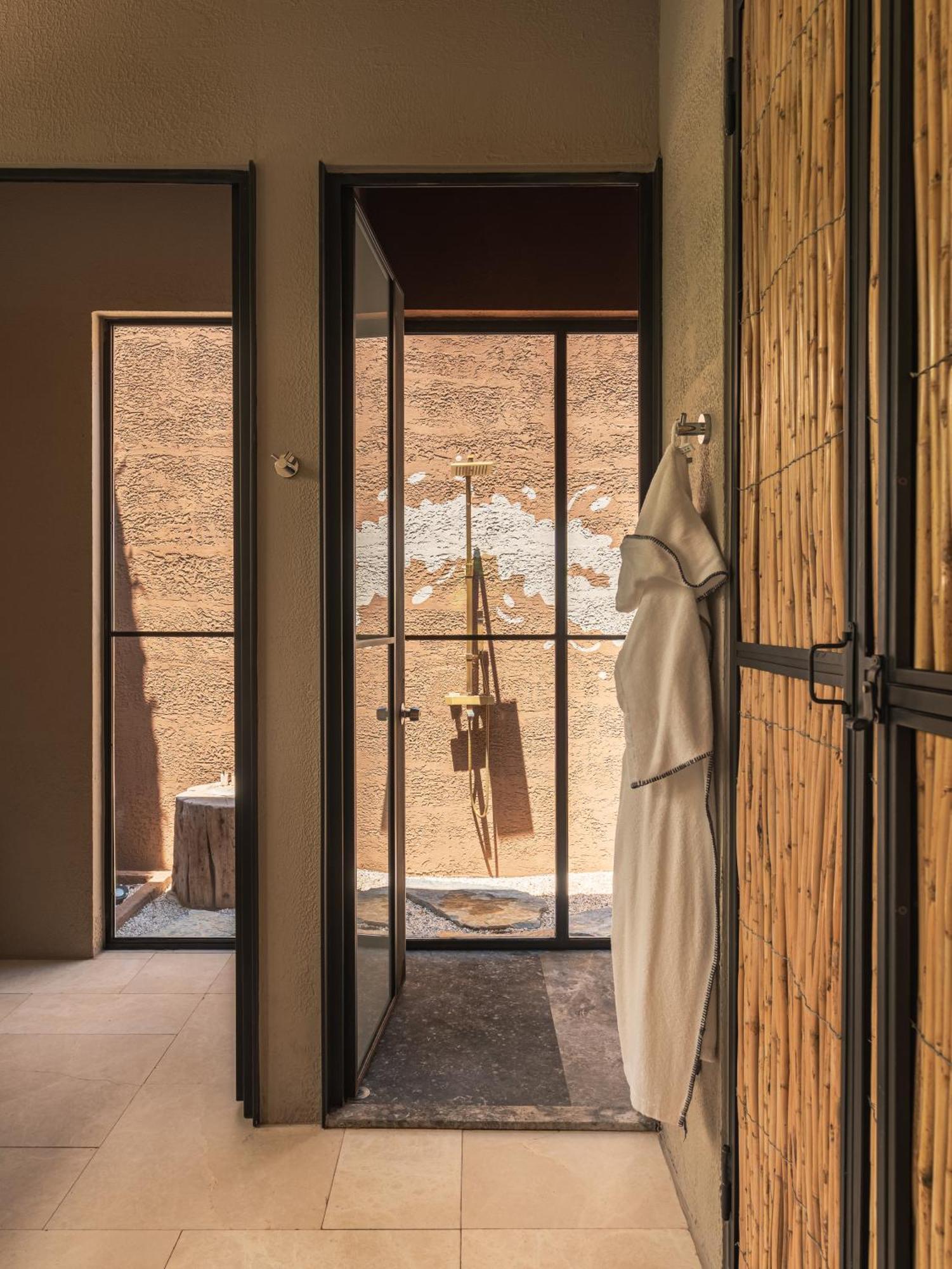 Queen Suite,1636904244:JPEG