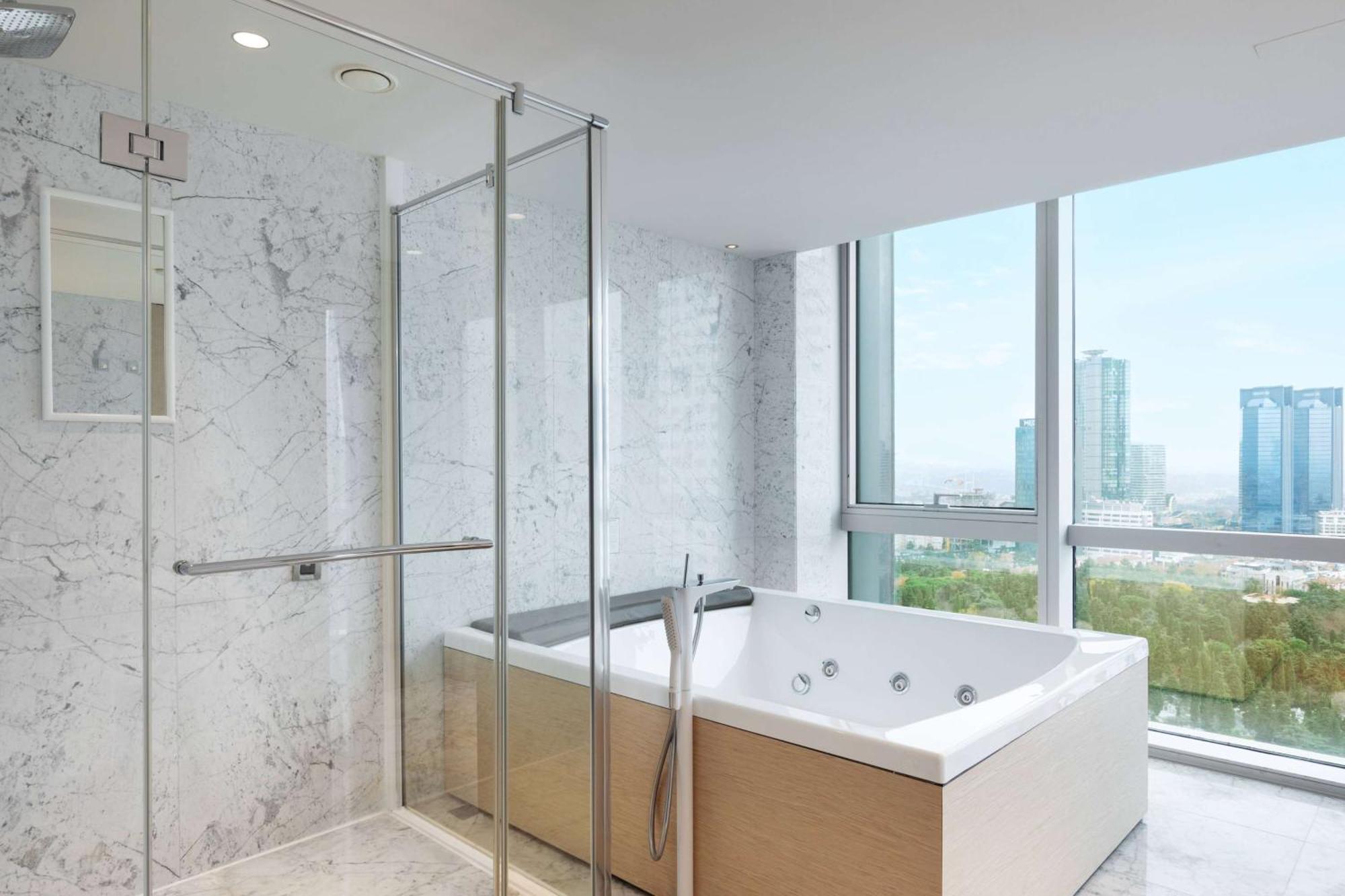 Corner Suite King Bed with City View,1758386523:JPEG