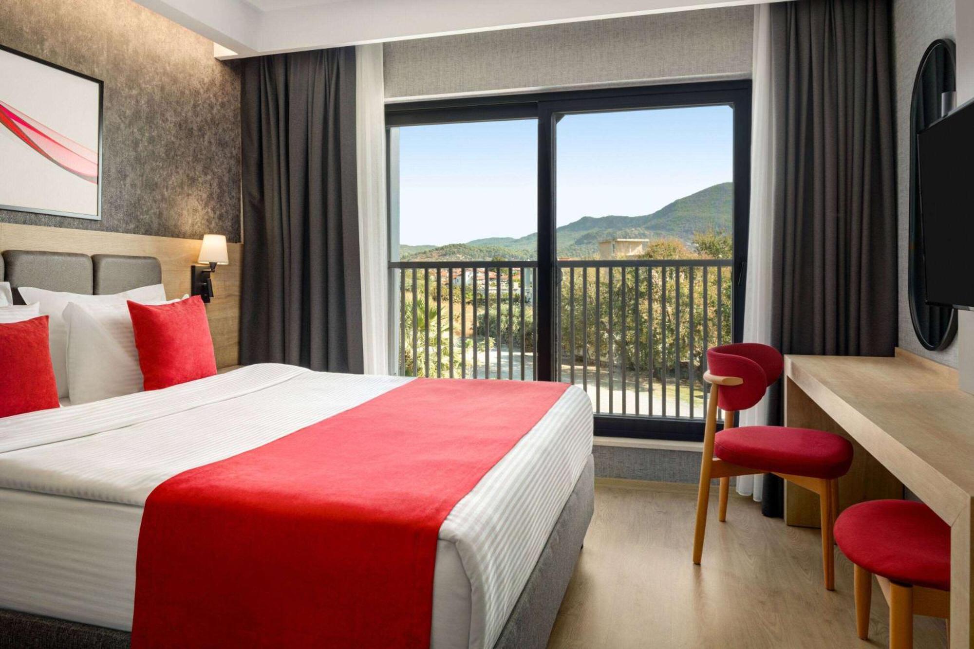 Suite with Two French Beds and Balcony - Land Side