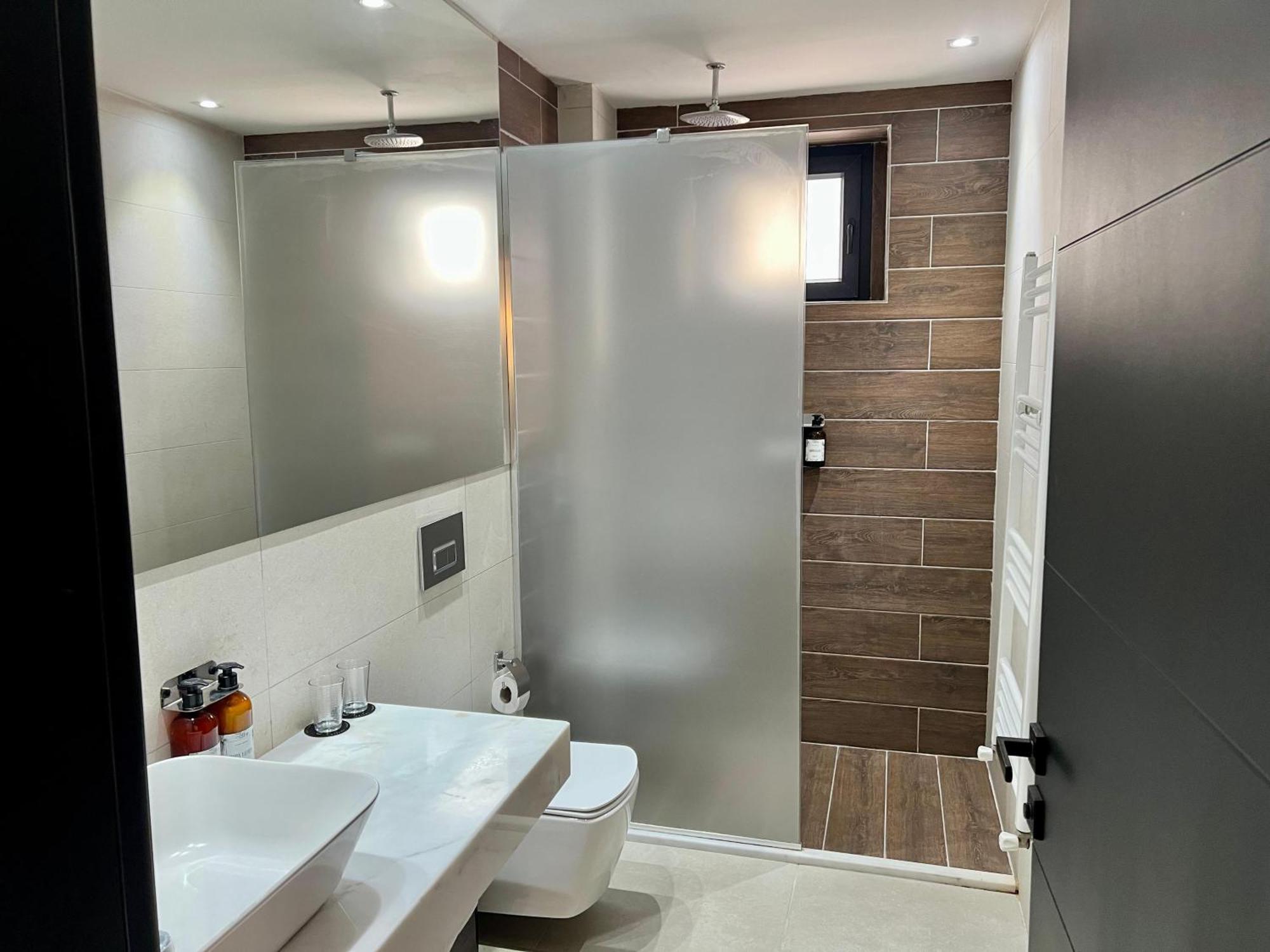 Habitación con cama extragrande y balcón