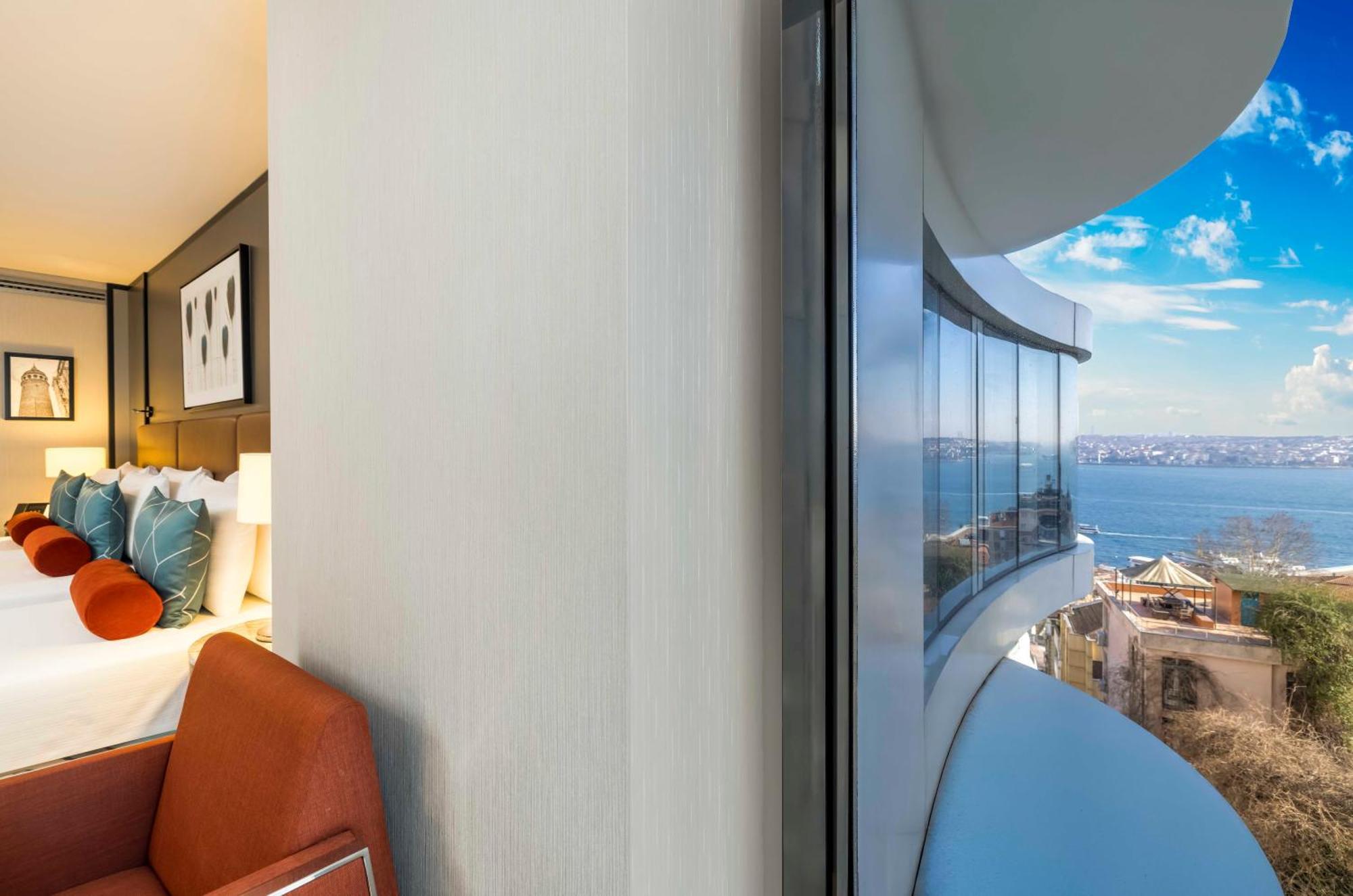 Habitación Triple Deluxe con vistas parciales al mar